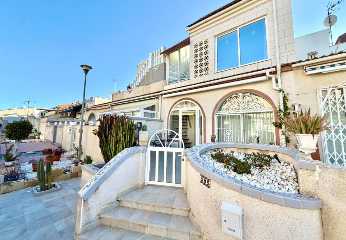 Beešikas kolme kordne ridaelamu maja esikülg väljast