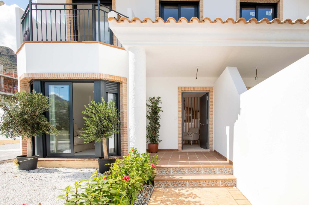 Välikuva uuest bungalo stiilis majast Costa Calidal