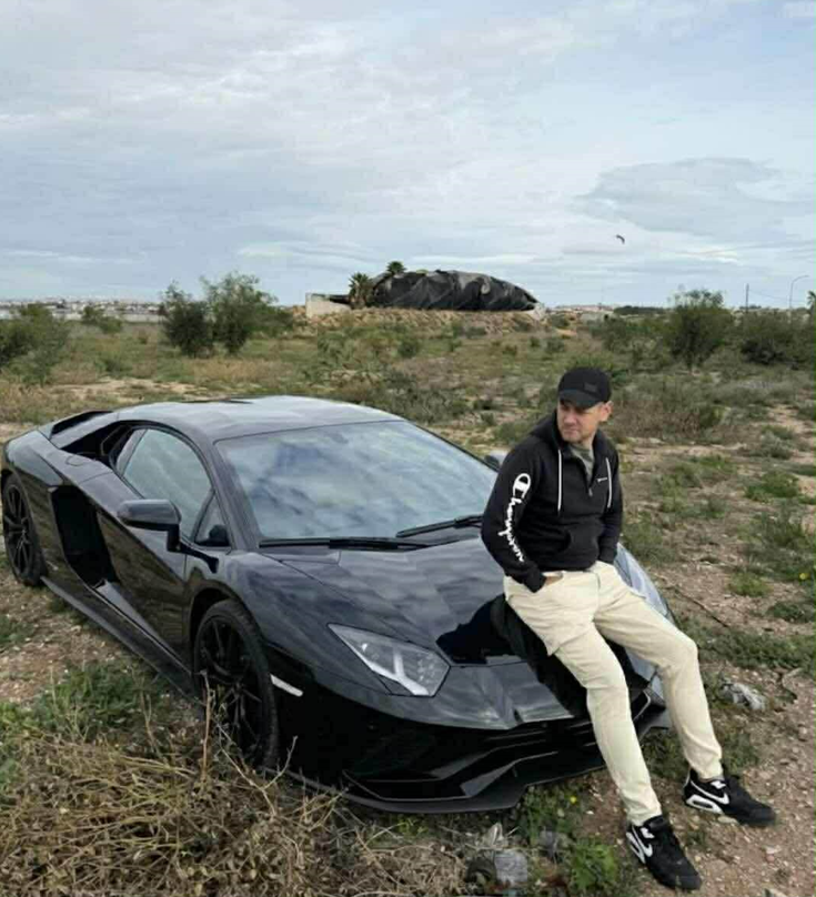 Ai genereeritud lamborghini torrevieja soolajärve kõrval