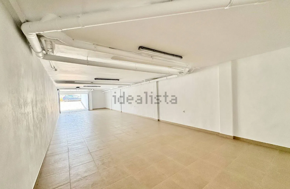 Pikk plaaditud ja valge garaaž maa all