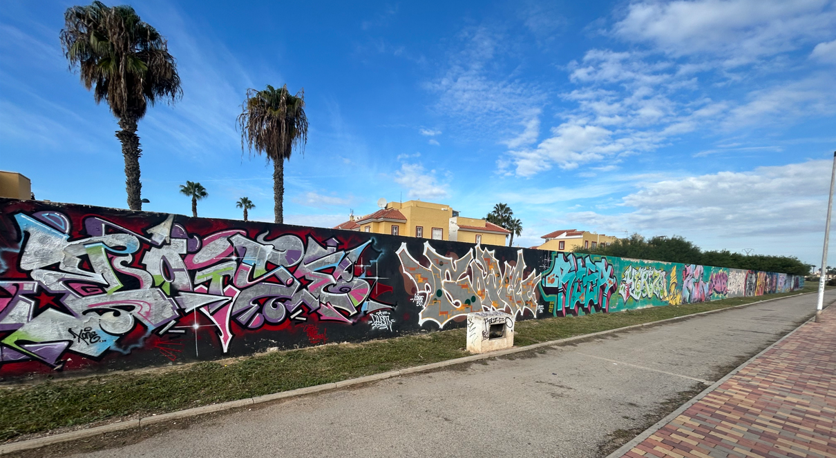 Pikk betoonsein, millel on erinevad grafityd