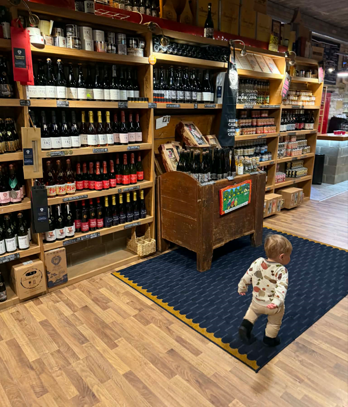 Siidri ja veini pudelid riiulil