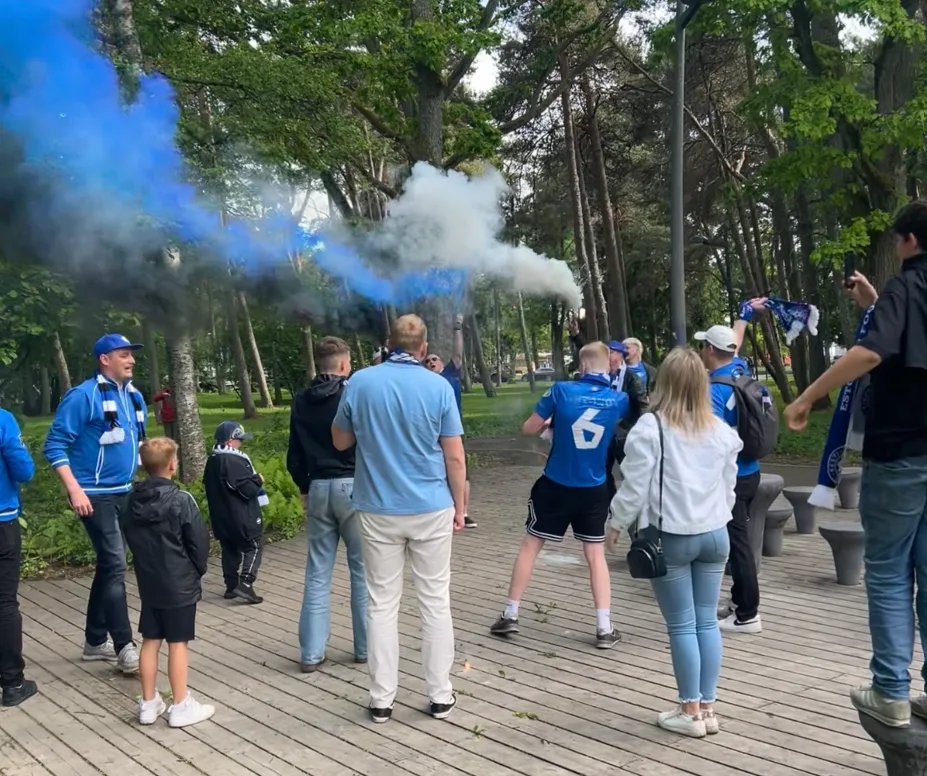Rongkäigul ranna staadioni kõrval asuvas pargi kogunemine ja sini must valge tossu tekitamine rahva seas