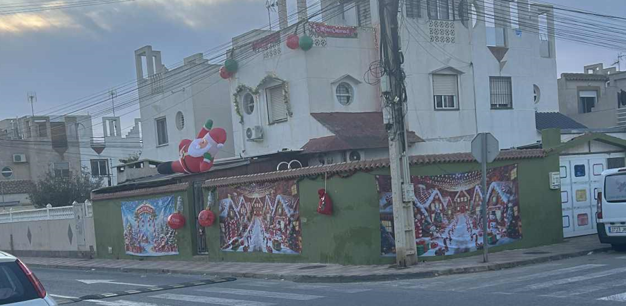 Täispuhutud jõuluvana maja katusel pikali