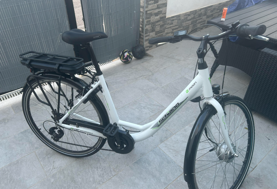 Valge naiste elektriline jalgrataratas terassil