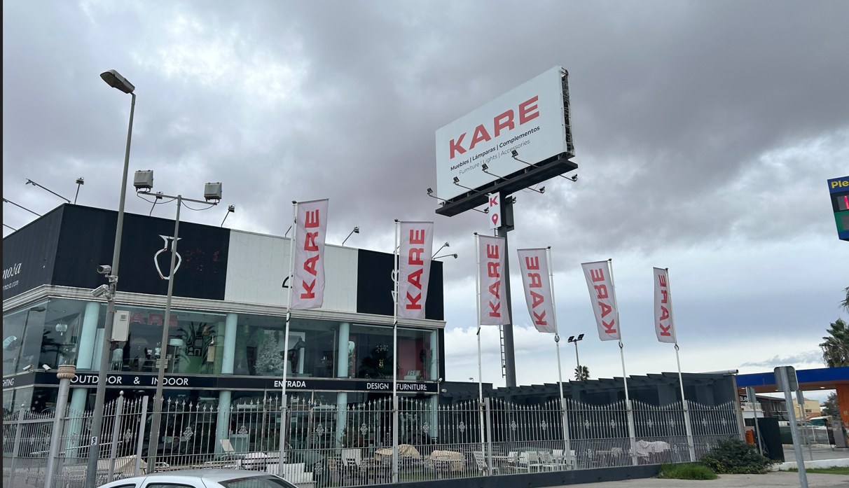 Kare reklaami sildid ja suur kaubandusketi maja tänaval