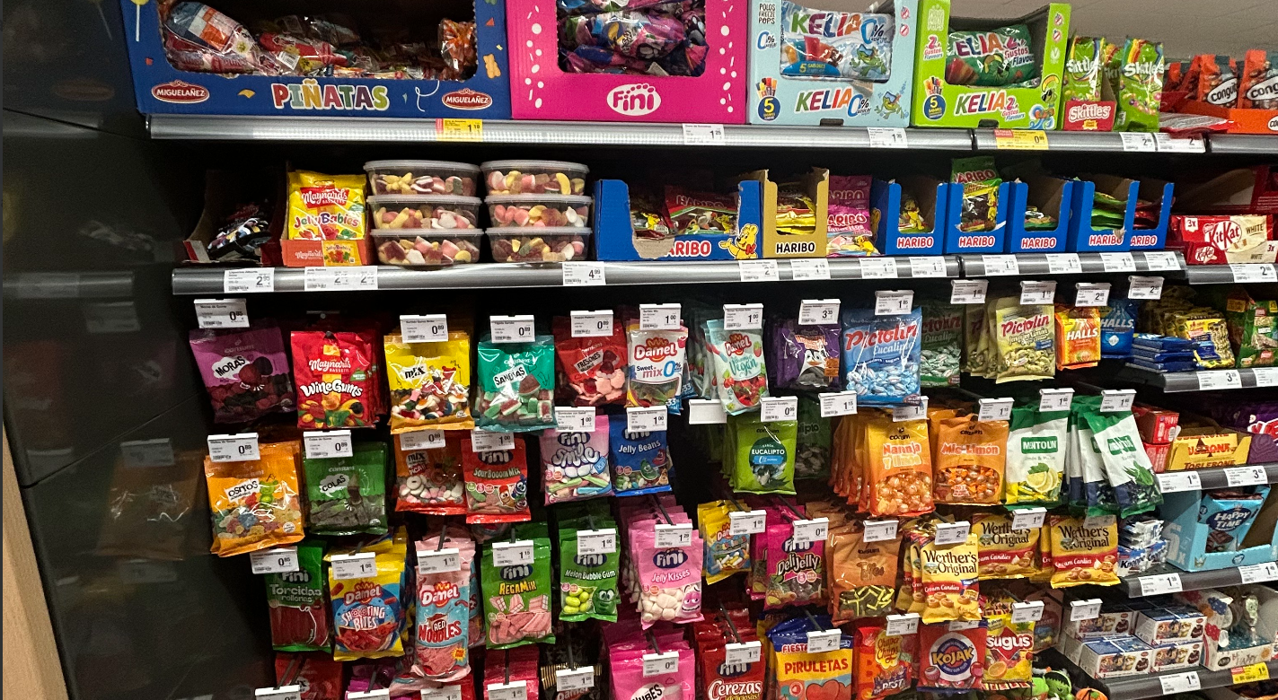 Toidpoe riiulil erinevad magusad kommid