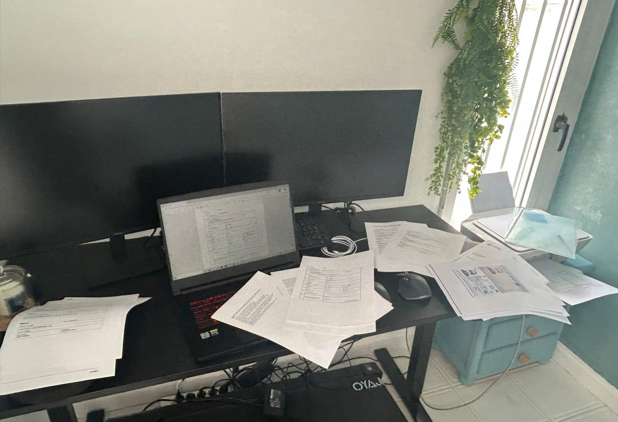 Arvutilaual paberite virnad laiali