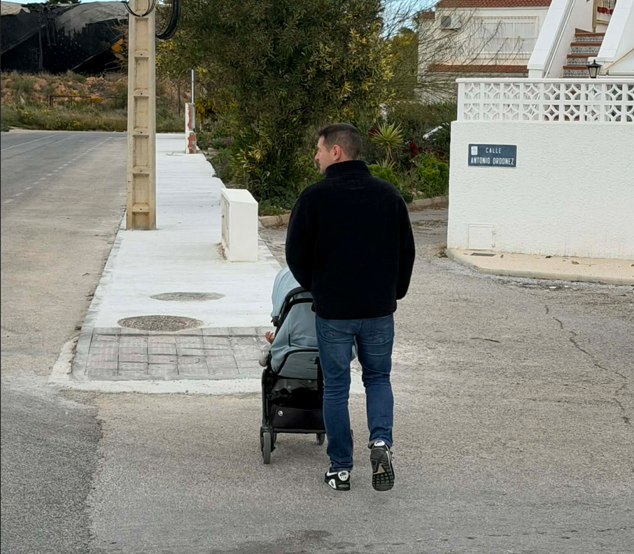 Hispaania külma ilmaga, kampsun seljas, lapsega jalutamas