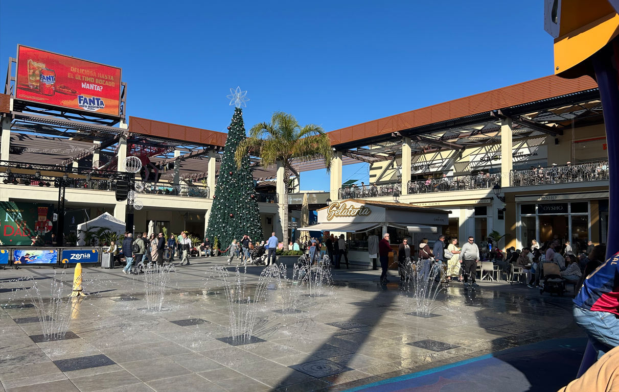 LaZenia Boulevardi keskel, kus paistavad kõik kauplused