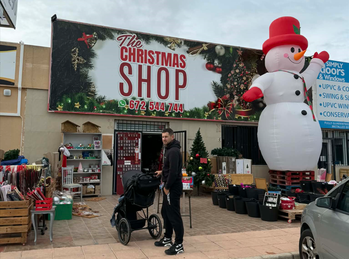 Täispuhutud jõuluvana maja katusel pikali