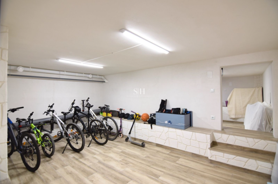 Valgete seintega, pruuni plaadiga, valgusküllane kelder koos tavaariga