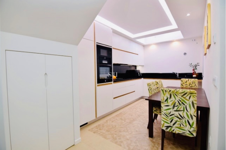 Luksuslik, valgusküllane, valgete seintega ning valge mööbliga kööginurk