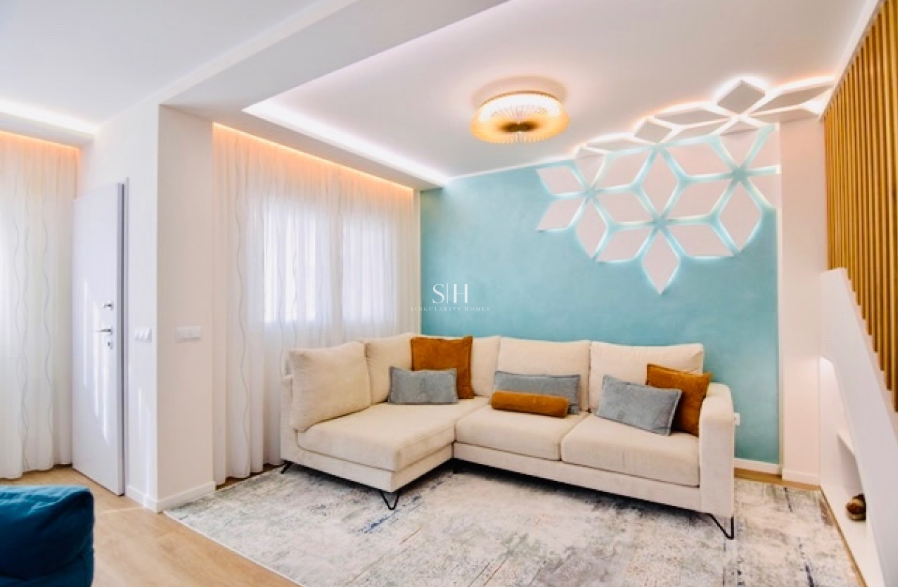 Hubane valgete seintega elutoa nurk mõnusa beeži diivaniga