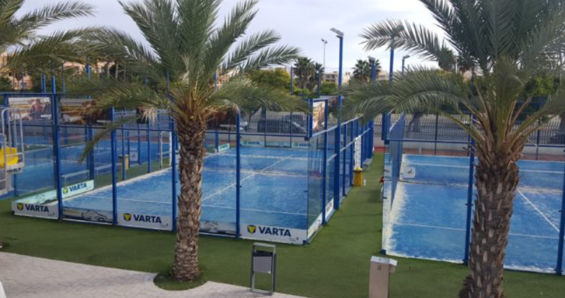 Torrevieja padeliväljakud palmipuude kõrval