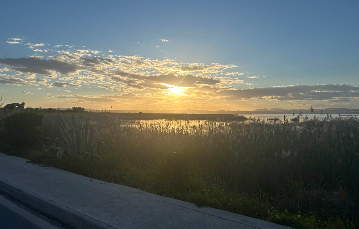 Meie tänaval päikeseloojang soolajärve kõrval
