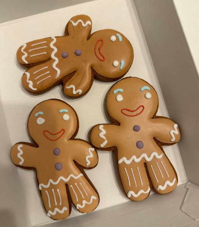 Käsitöö piparkoogid, nägude, käte ja jalgadega, kaunistatud