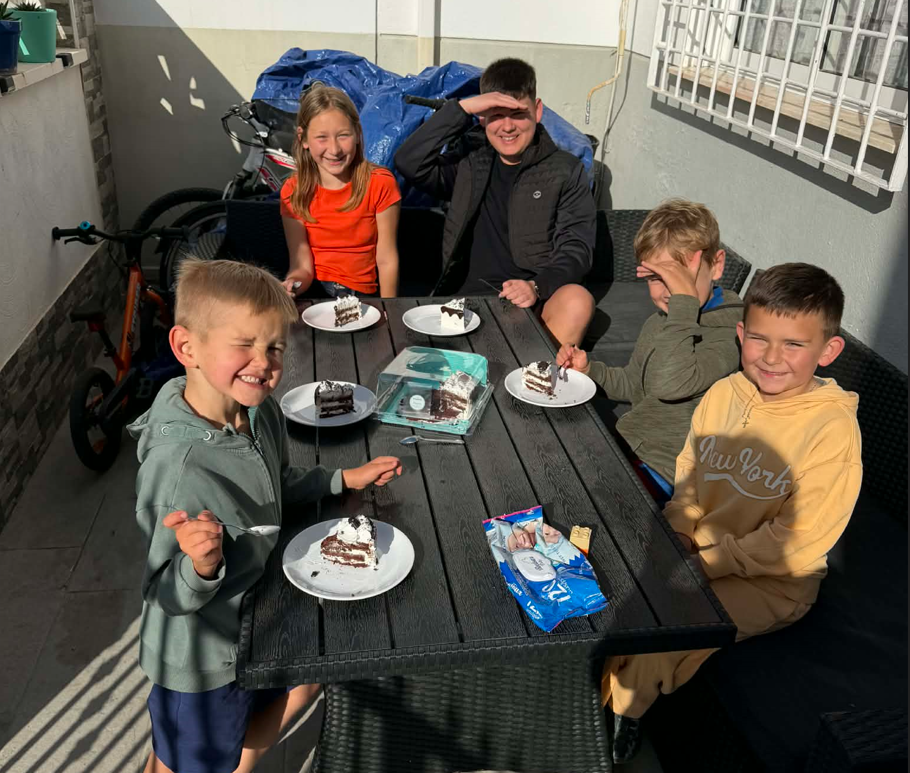 Poisid Ukraina, Rootsi, Tšiili ja Hispaania sõpradega kooki söömas