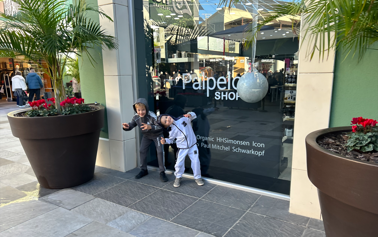 Poisid nägusid tegemas LaZenia boulevardi kaupluse ees