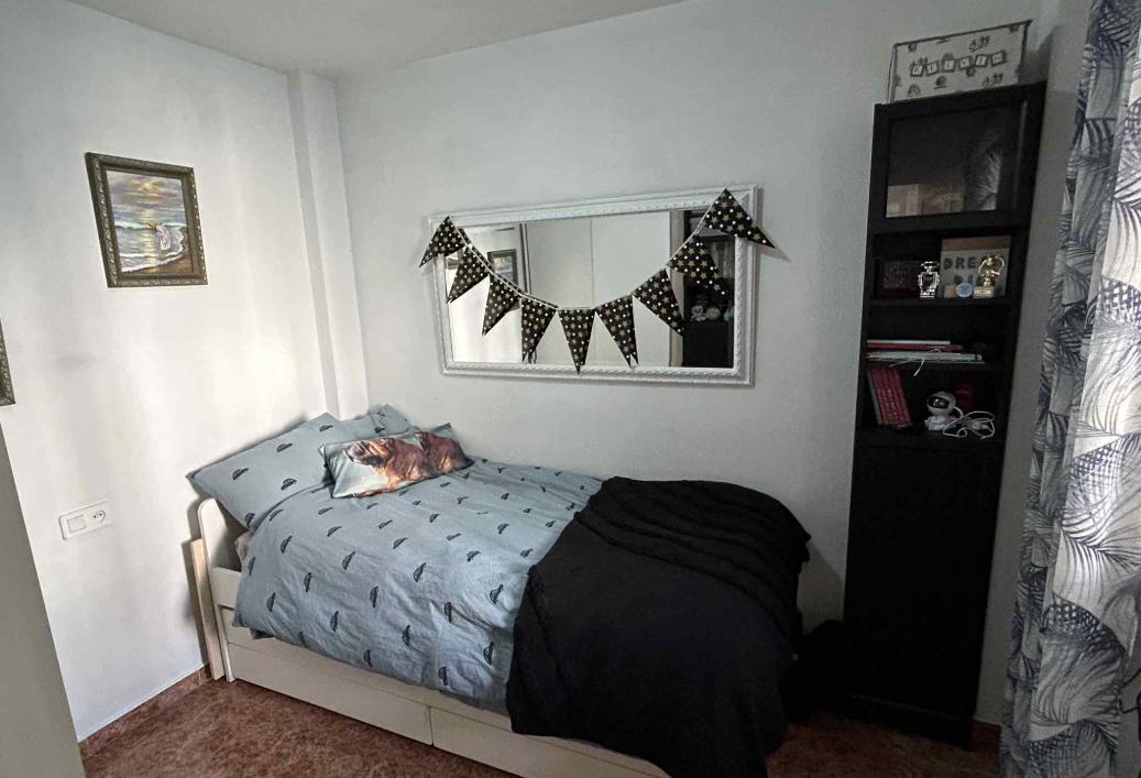 Poistele korda sätitud tuba, kus paistavad nende asjad