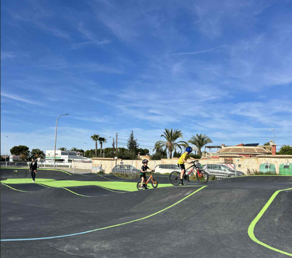 Poisid pumptrackil jalgratastega harjutamas