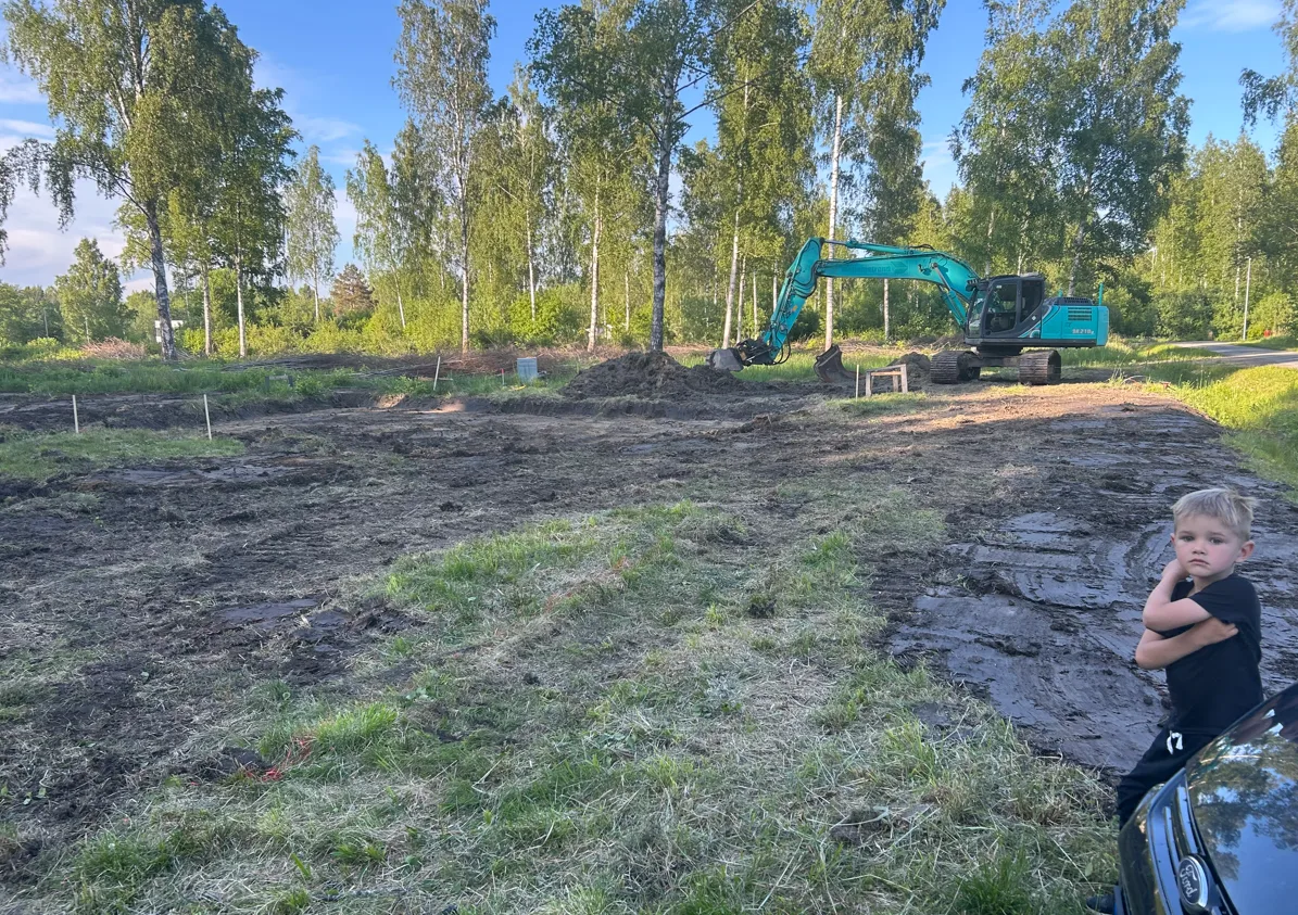 River planeeritud krundil sinise kopa lähedal uudistamas