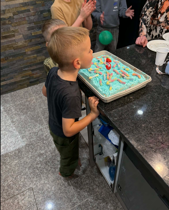 River sünnipäeva koogilt küünla leeki kustutamas