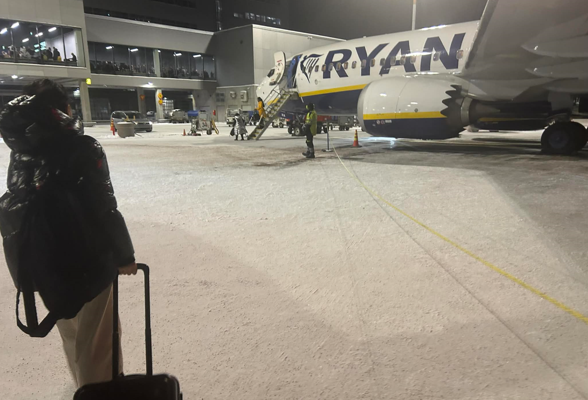 Ryanair lennuk lumises lennujaamas