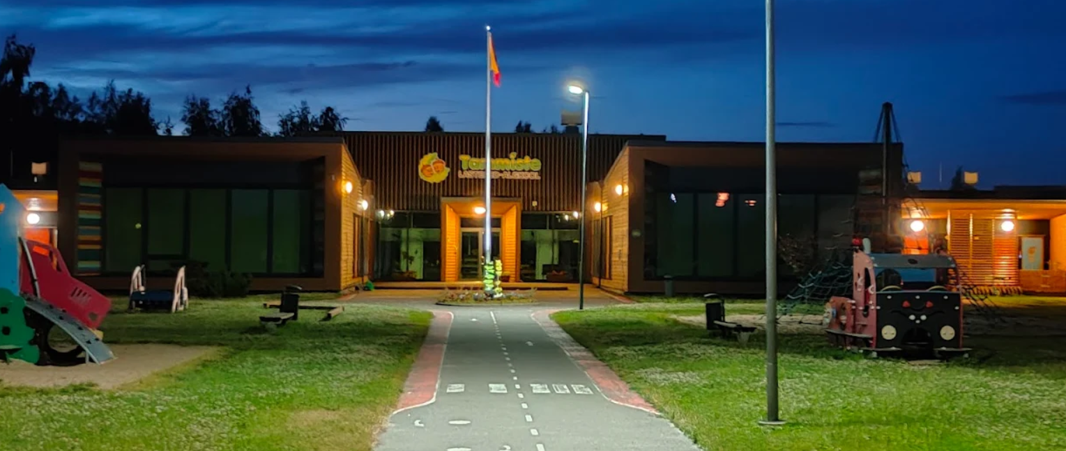 Tammiste lasteaia esikülg hämaras valguses