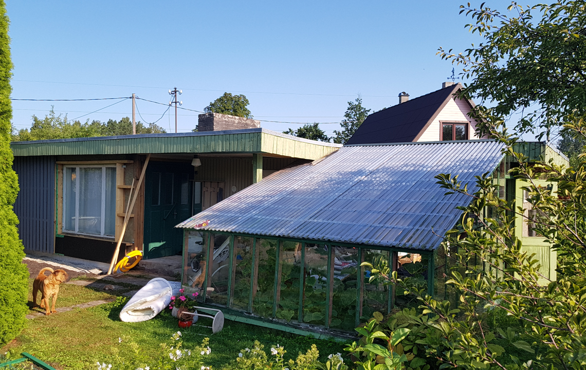 Suvises rohesuses paistmas Tammistes asuv suvilaja ja kasvuhoone