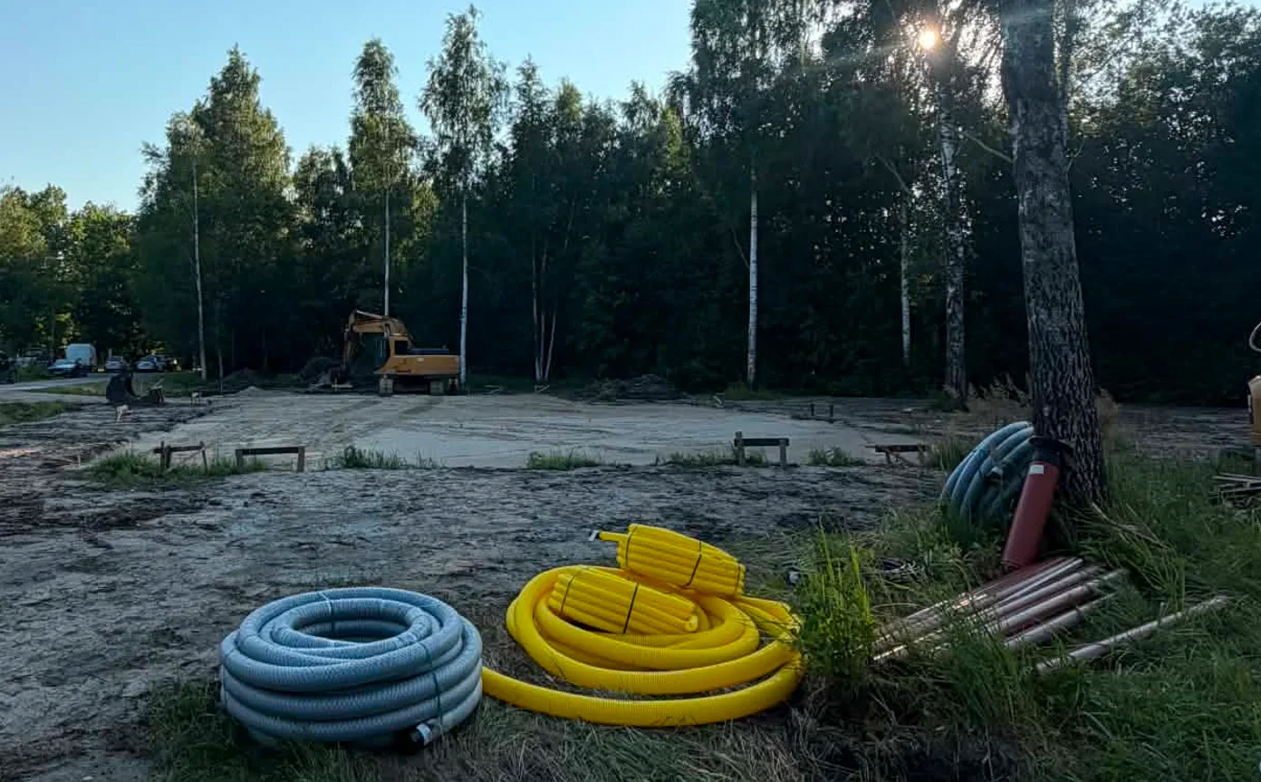 Krundil olevad tehnovõrkude rajamiseks mõeldud torud ja muu vajalik ehitusmaterjal