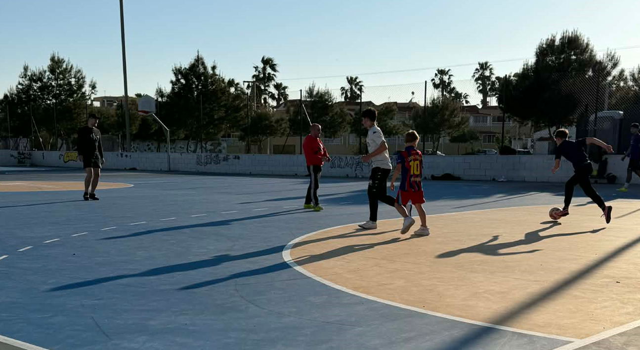 Teismeliste hispaania talentidega jalgpalli platsil mängimas