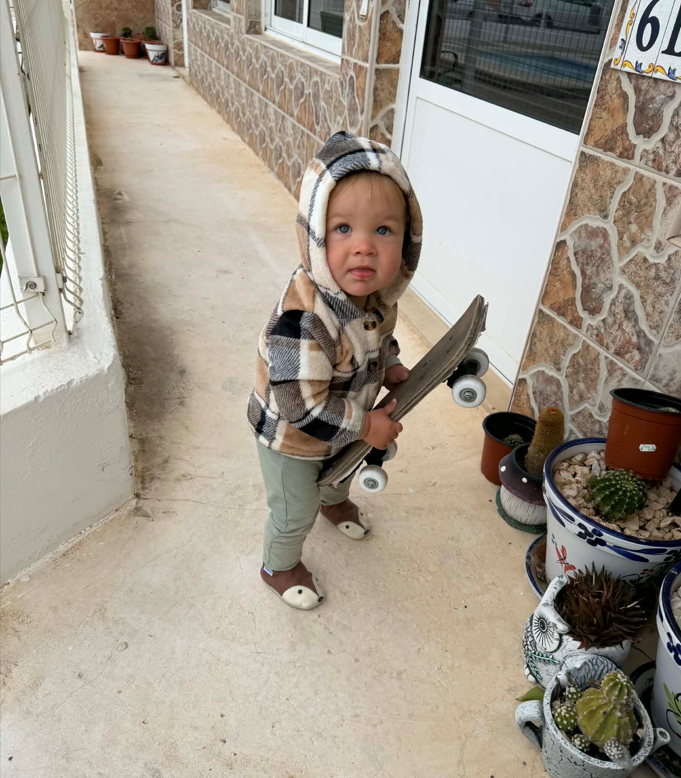 Thor väikest rula käes hoidmas väliterassil