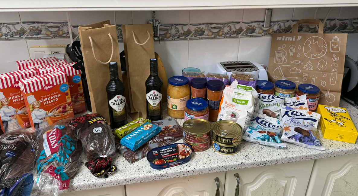 Köögitasapinnal tellitud rimi toidu kaubad