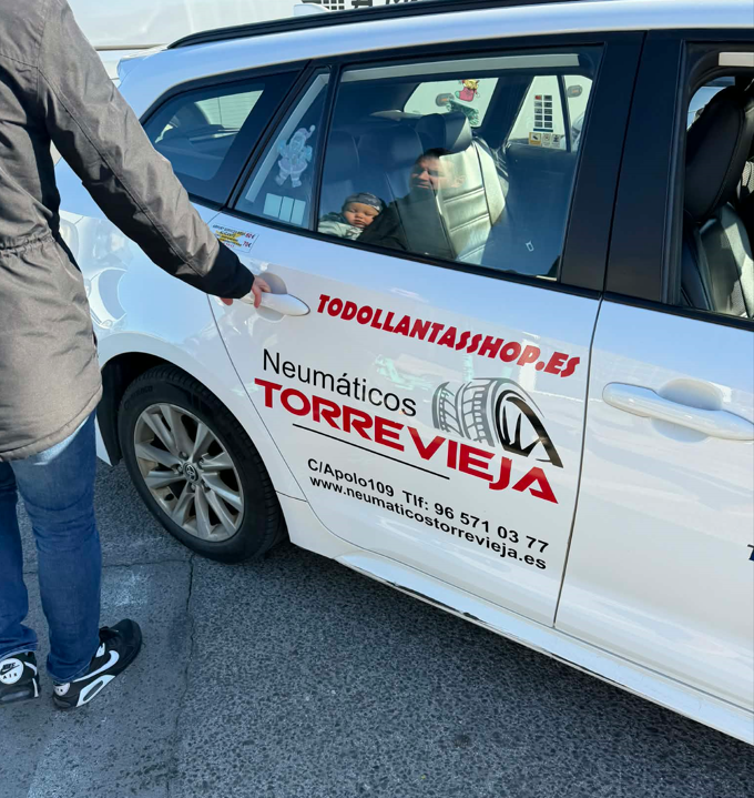 Torrevieja valge takso tänaval